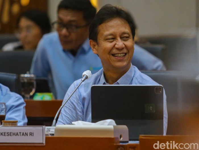 Menkes Budi Gunadi Sadikin membeberkan penanganan kejadian luar biasa (KLB) campak di Indonesia saat rapat dengan Komisi IX DPR di Kompleks Parlemen, Jakarta, Senin (20/4/2026). Kemenkes memprioritaskan vaksinasi campak bagi kelompok dewasa, menyusul
