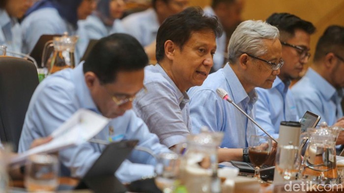 Menkes Budi Gunadi Sadikin membeberkan penanganan kejadian luar biasa (KLB) campak di Indonesia saat rapat dengan Komisi IX DPR di Kompleks Parlemen, Jakarta, Senin (20/4/2026). Kemenkes memprioritaskan vaksinasi campak bagi kelompok dewasa, menyusul