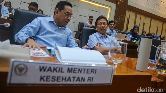 Menkes Budi Gunadi Sadikin membeberkan penanganan kejadian luar biasa (KLB) campak di Indonesia saat rapat dengan Komisi IX DPR di Kompleks Parlemen, Jakarta, Senin (20/4/2026). Kemenkes memprioritaskan vaksinasi campak bagi kelompok dewasa, menyusul
