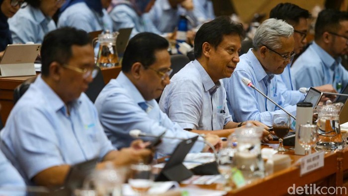 Menkes Budi Gunadi Sadikin membeberkan penanganan kejadian luar biasa (KLB) campak di Indonesia saat rapat dengan Komisi IX DPR di Kompleks Parlemen, Jakarta, Senin (20/4/2026). Kemenkes memprioritaskan vaksinasi campak bagi kelompok dewasa, menyusul terbitnya izin perluasan indikasi vaksin Measles-Rubella (MR) dari BPOM untuk usia dewasa.