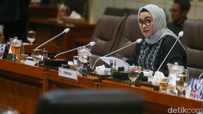 Menkes Budi Gunadi Sadikin membeberkan penanganan kejadian luar biasa (KLB) campak di Indonesia saat rapat dengan Komisi IX DPR di Kompleks Parlemen, Jakarta, Senin (20/4/2026). Kemenkes memprioritaskan vaksinasi campak bagi kelompok dewasa, menyusul terbitnya izin perluasan indikasi vaksin Measles-Rubella (MR) dari BPOM untuk usia dewasa.