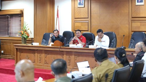 Rapat pembahasan Raperda pemberdayaan ormas di DPRD Badung, Senin (20/4/2026). (Istimewa)