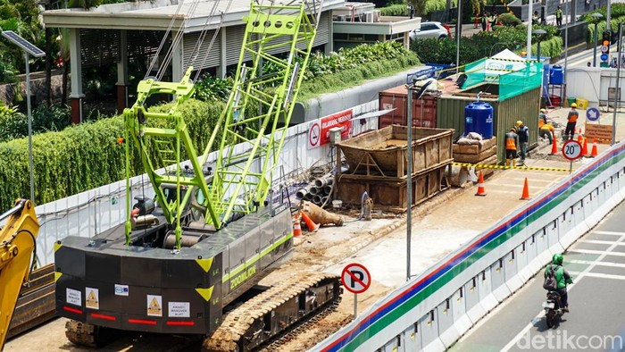 Proyek revitalisasi Stasiun MRT Bundaran HI resmi dimulai di kawasan Jalan M.H. Thamrin, Jakarta Pusat, Senin (20/4/2026). Pengerjaan ini menjadi bagian dari upaya peningkatan kapasitas dan kenyamanan stasiun yang selama ini menjadi salah satu titik tersibuk di ibu kota.
