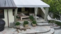 Di pinggiran kolam renang, terdapat spa. Ini adalah area terluar di rumah ini. Foto: KONY / BACKGRID via New York Post