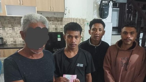 Salah satu pelaku calo tiket Pelni berinisial AK (kiri) saat mengembalikan kerugian berupa uang kepada para korban di Kota Kupang, NTT, Minggu (19/4/2026). (Dok. Polda NTT)