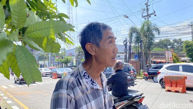 Salah satu warga Bukitsari yang menunggu bus, Yen (60), di Jalan Setiabudi, Kecamatan Banyumanik, Kota Semarang, Senin (20/4/2026). Salah satu warga Bukitsari yang menunggu bus, Yen (60), di Jalan Setiabudi, Kecamatan Banyumanik, Kota Semarang, Senin (20/4/2026).