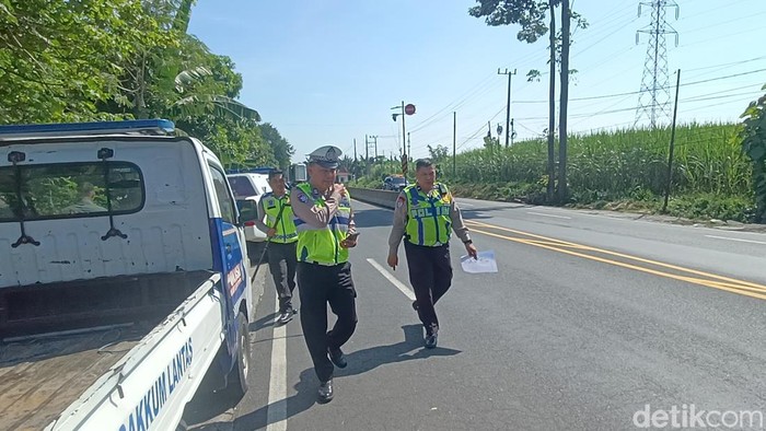 Sejumlah petugas kepolisian melakukan olah TKP kecelakaan maut di Probolinggo yang tewaskan 4 orang sekeluarga.
