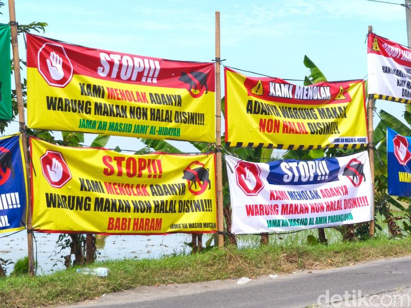Sejumlah spanduk penolakan kuliner nonhalal di tepi Jalan Setya Dharma, Dukuh Sudimoro, Desa Parangjoro, Grogol, Sukoharjo, Senin (20/4/2026).