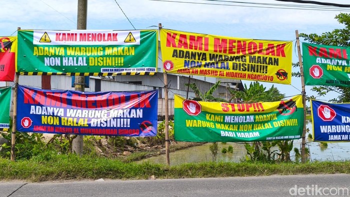Sejumlah spanduk penolakan kuliner nonhalal di tepi Jalan Setya Dharma, Dukuh Sudimoro, Desa Parangjoro, Grogol, Sukoharjo, Senin (20/4/2026).