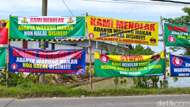 Sejumlah spanduk penolakan kuliner nonhalal di tepi Jalan Setya Dharma, Dukuh Sudimoro, Desa Parangjoro, Grogol, Sukoharjo, Senin (20/4/2026). Sejumlah spanduk penolakan kuliner nonhalal di tepi Jalan Setya Dharma, Dukuh Sudimoro, Desa Parangjoro, Grogol, Sukoharjo, Senin (20/4/2026).