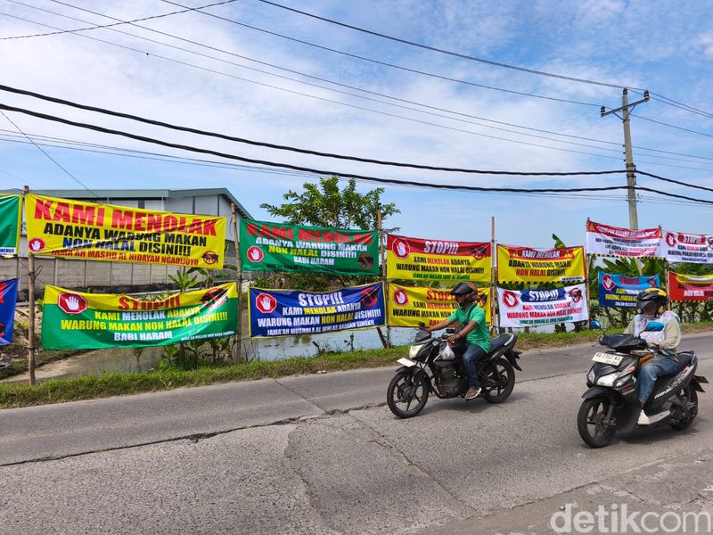 Sejumlah spanduk penolakan kuliner nonhalal di tepi Jalan Setya Dharma, Dukuh Sudimoro, Desa Parangjoro, Grogol, Sukoharjo, Senin (20/4/2026).