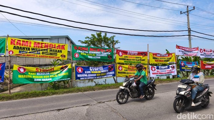 Sejumlah spanduk penolakan kuliner nonhalal di tepi Jalan Setya Dharma, Dukuh Sudimoro, Desa Parangjoro, Grogol, Sukoharjo, Senin (20/4/2026).
