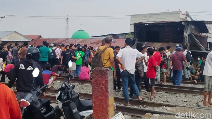 Sejumlah warga saat memadati lokasi kejadian. (Finta Rahyuni/detikSumut)