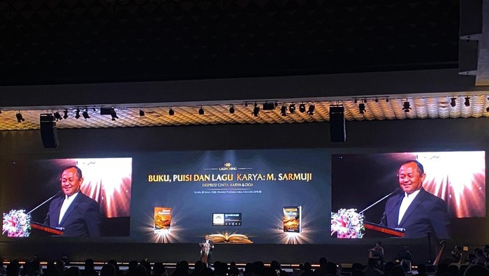 Sekjen Golkar, Sarmuji, meluncurkan buku.