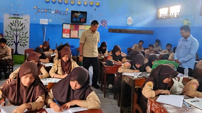 Sekretaris Dinas Pendidikan Kabupaten Sukabumi, Herdiawan Waryadi saat memonitor proses KBM