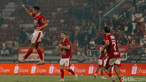 Selebrasi Boris Kopitovic (kiri) usai mencetak gol ketiga Bali United saat melawan Malut United di Stadion Kapten I Wayan Dipta, Minggu (19/4/2026).