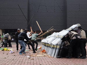 Polisi Gelar Simulasi Pengamanan Demo Hari Buruh di Banten