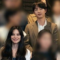 Momen Langka Song Joong Ki Muncul Bareng Istri di Konser Musisi Disabilitas