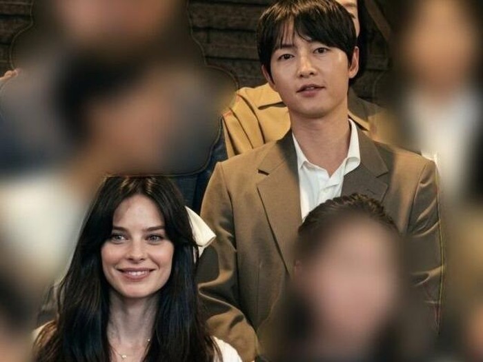 Song Joong Ki dan istrinya Katy Louise Saunders berpartisipasi sebagai narator dalam konser musisi disabilitas.