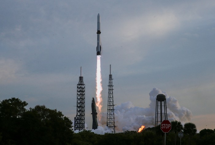 A Blue Origin New Glenn rocket lifts off from the Cape Canaveral Space Force Station in Cape Canaveral, Florida, U.S., April 19, 2026. It is the third launch of New Glenn, carrying the AST SpaceMobile’s BlueBird 7satellite into low Earth orbit. REUTERS/Joe Skipper