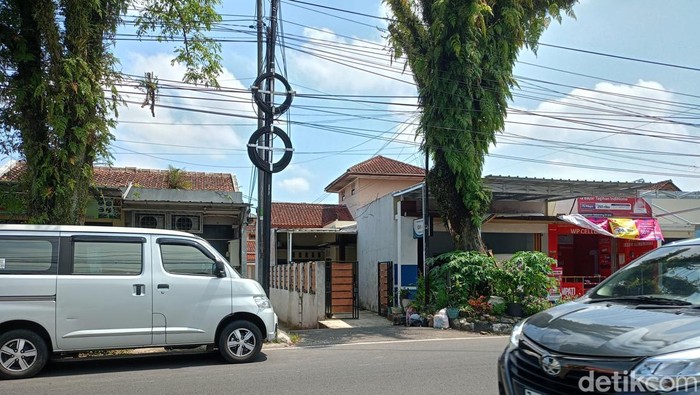 Spanduk imbauan untuk tuyul sudah menghilang di mulut gang Kampung Kebon Kembang RT 05 RW 05, Kecamatan Cipedes, Kota Tasikmalaya.