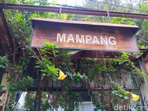Stasiun Mampang Disesaki Sampah, Dari Tangga hingga Dalam Bangunan