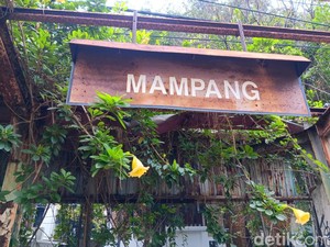 Stasiun Mampang Disesaki Sampah, Dari Tangga hingga Dalam Bangunan