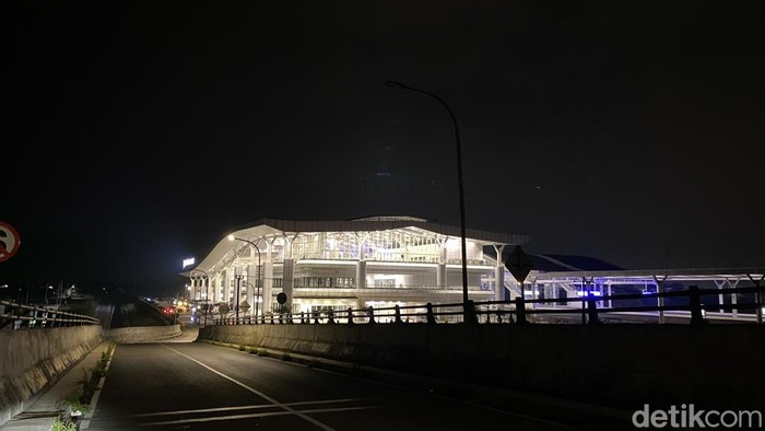 Suasana gelap menuju stasiun kereta cepat Tegalluar