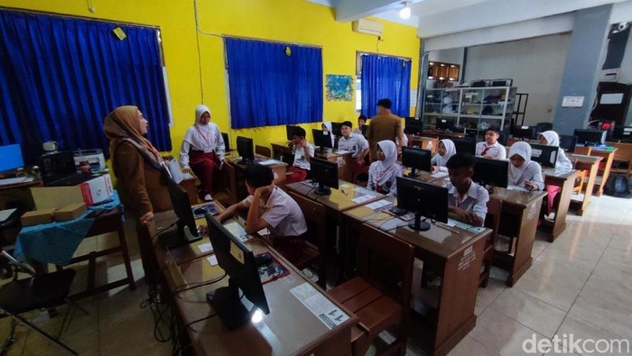 Suasana hari pertama pelaksanaan TKA SD di Kabupaten Ciamis. Siswa SDN 7 Ciamis melaksanakan TKA di SMPN 2 Ciamis.