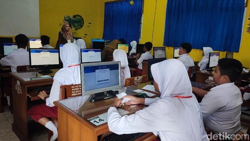 Suasana hari pertama pelaksanaan TKA SD di Kabupaten Ciamis. Siswa SDN 7 Ciamis melaksanakan TKA di SMPN 2 Ciamis.