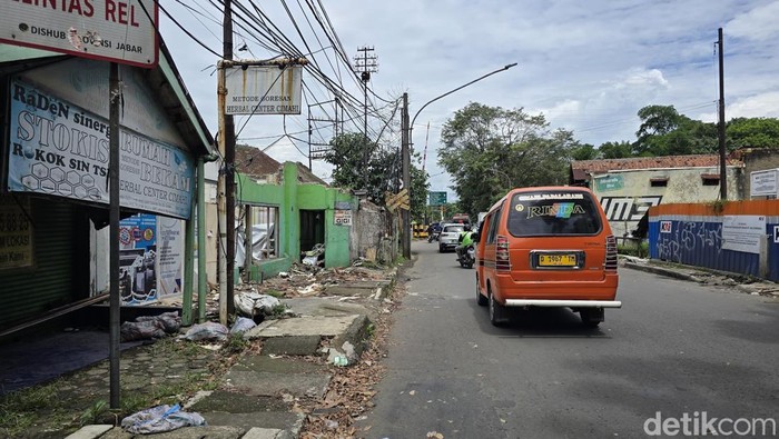 suasana perlintasan sebidang di Jalan Subroto yang akan dibangun underpass