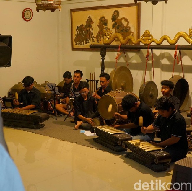 Ngopi Sambil Mendengar Gending, Kedai Jawa yang Menenangkan di Surabaya