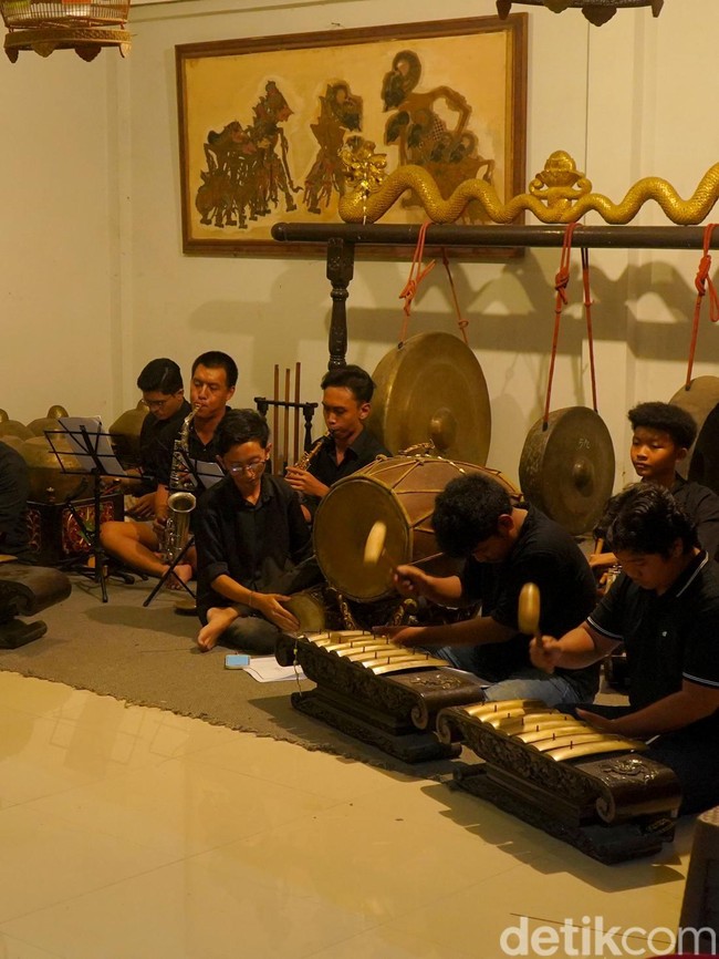 Ngopi Sambil Mendengar Gending, Kedai Jawa yang Menenangkan di Surabaya