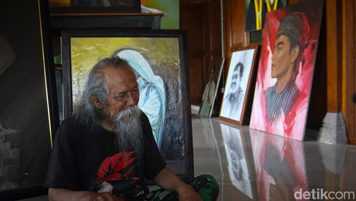 Suhardiyono Kibar (76) dan lukisan Gibran berbusana Jawa yang sudah laku terjual, Sabtu (18/4/2026).