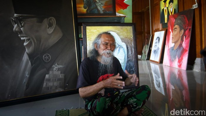 Suhardiyono alias Mbah Kibar bisa melunai utang di bank ratusan juta usai semua lukisannya laku terjual. 