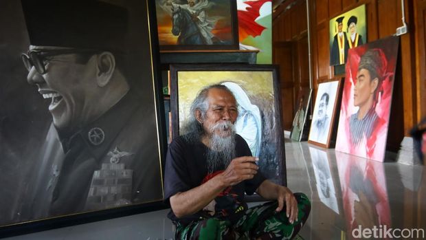Suhardiyono Kibar (76) dan lukisan 'Gibran' berbusana Jawa yang sudah laku terjual, Sabtu (18/4/2026).