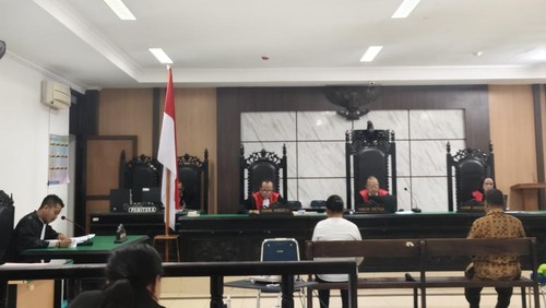 Terdakwa Sedelti Remi saat mengikuti sidang tuntutan di Pengadilan Tipikor Kupang, NTT, Senin (20/4/2026). (Dok. Kejati NTT)