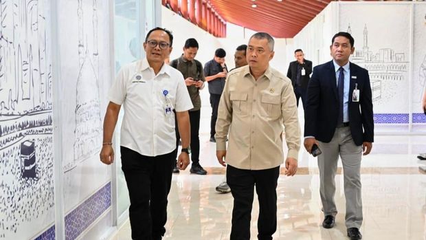 Menteri Perhubungan (Menhub) Dudy Purwagandhi meninjau langsung kesiapan Terminal 2F Bandara Internasional Soekarno-Hatta pada Minggu (19/4). Terminal tersebut telah ditetapkan sebagai tempat khusus pelayanan jemaah haji dan umrah.