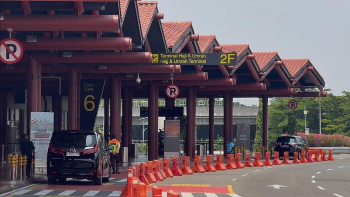 Menteri Perhubungan (Menhub) Dudy Purwagandhi meninjau langsung kesiapan Terminal 2F Bandara Internasional Soekarno-Hatta pada Minggu (19/4). Terminal tersebut telah ditetapkan sebagai tempat khusus pelayanan jemaah haji dan umrah.