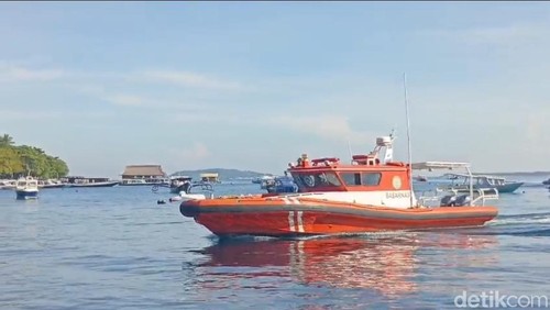 Tim SAR Mataram melakukan upaya pencarian dua wisatawan lokal hilang saat main Paddle Board di Gili Trawangan.