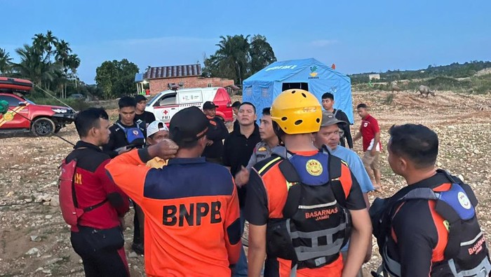 Tim SAR melakukan pencarian korban tenggelam di Sungai Limun, Sarolangun