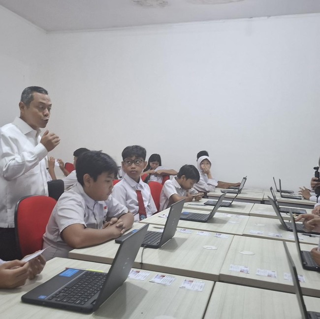 Momen Wamendikdasmen Tengok Hari Pertama TKA SD di SDN Rawabuntu 03 Tangsel