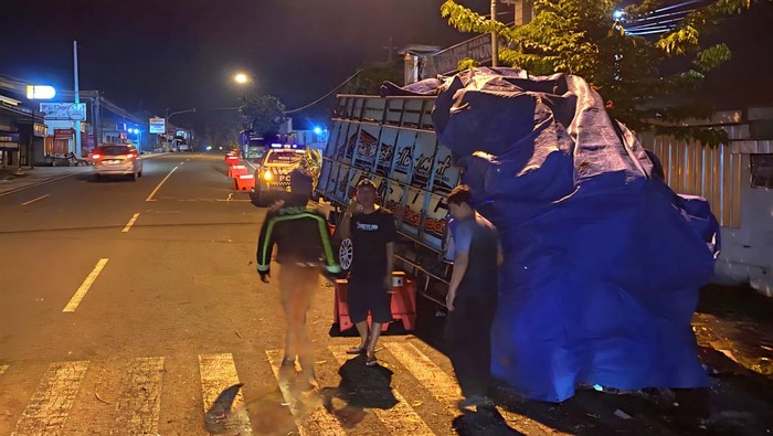 Kondisi truk usai tabrak pohon di Desa Bulusulur, Kecamatan/kabupaten Wonogiri, Senin (20/4/2026).