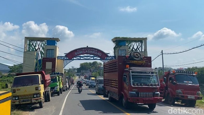 Truk mengantre solar di SPBU Parepare hingga ke perbatasan Pinrang.
