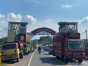 Sopir Truk Rela Nginap di SPBU Parepare gegara Solar Langka