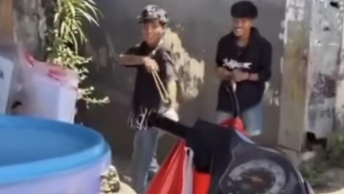Viral remaja tenteng busur sambil mengisap lem di Makassar.