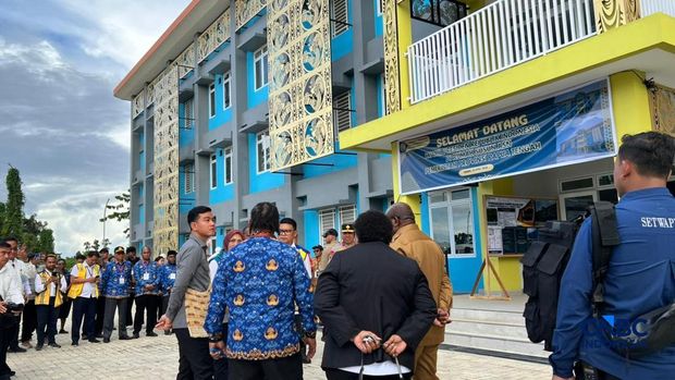 Wakil Presiden Gibran Rakabuming meninjau pembangunan rusun ASN di Nabire, Papua Tengah. (CNBC Indonesia/ Halimatus Sa'diyah)