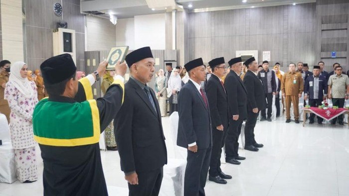 Wali Kota Banda Aceh Illiza Saaduddin Djamal melantik Muhammad Zubir sebagai Kadiskominfo dan 4 pejabat lainnya. (dok Diskominfo Banda Aceh)