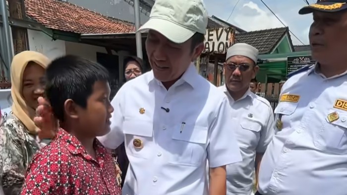 Wali Kota Palembang Ratu Dewa meninjau kondisi persimpangan di Jalan Musi Raya Timur, Kecamatan Sako, tepatnya di depan SD Negeri 110, Palembang