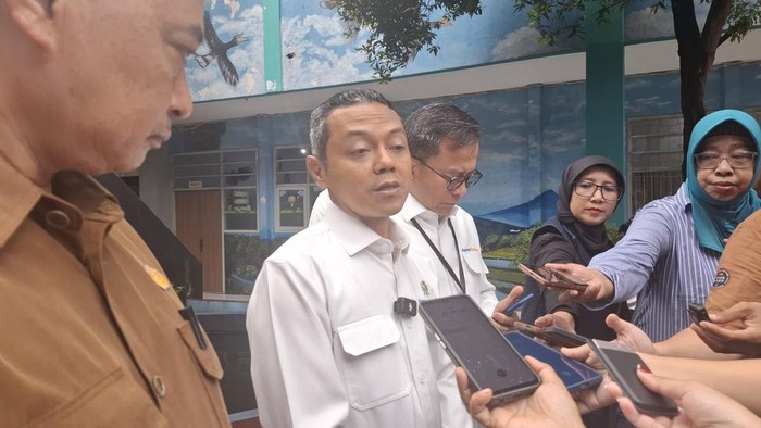 Wamendikdasmen Fajar Riza Ulhaq pasca meninjau TKA di SDN Rawabuntu 03, Tangerang Selatan, Banten, Senin (20/4/2026).